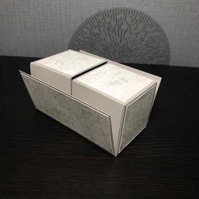 Karte in der Box mit Produkten von Stampin Up. Wenn man den Deckel anhebt, dann faltet sich die Karte auseinander.