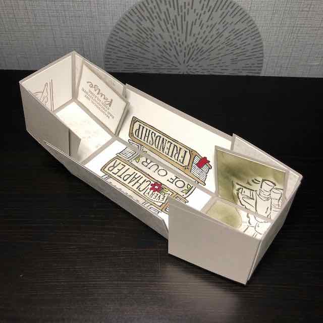 Karte in der Box mit Produkten von Stampin Up. Wenn man den Deckel anhebt, dann faltet sich die Karte auseinander.