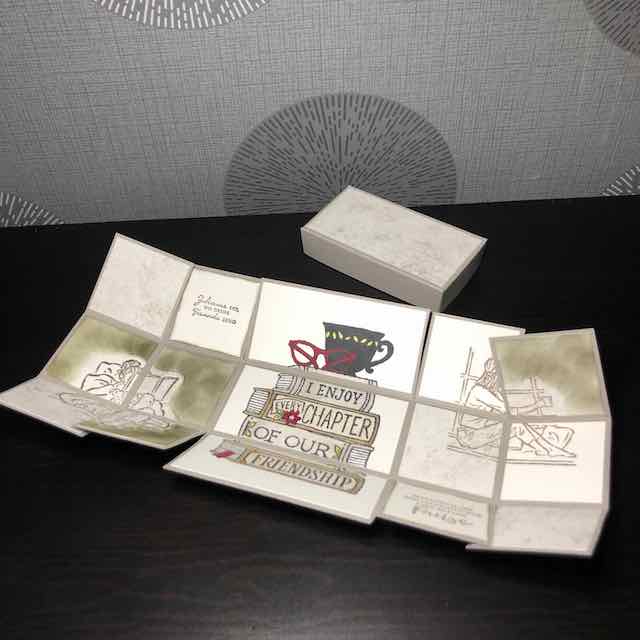 Karte in der Box mit Produkten von Stampin Up. Wenn man den Deckel anhebt, dann faltet sich die Karte auseinander.