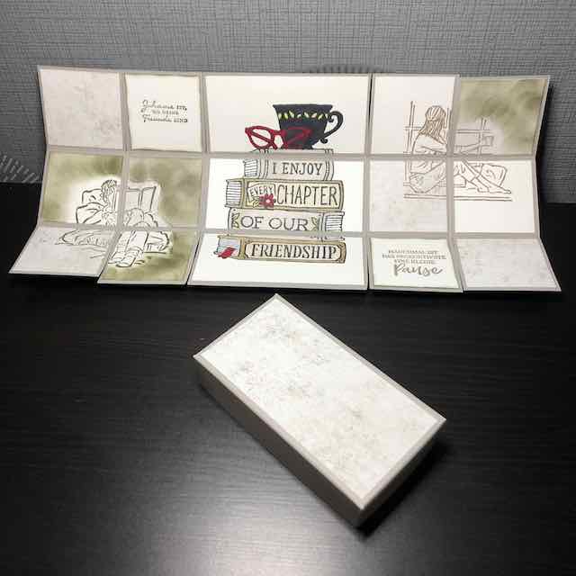 Karte in der Box mit Produkten von Stampin Up. Wenn man den Deckel anhebt, dann faltet sich die Karte auseinander.