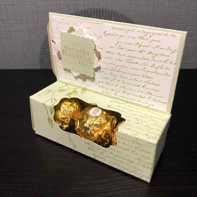 kleine gebastelte Box in die drei Roche Kugeln passen und in die Rückwand kann ein Gutschein im Scheckkarten Format gesteckt werden.