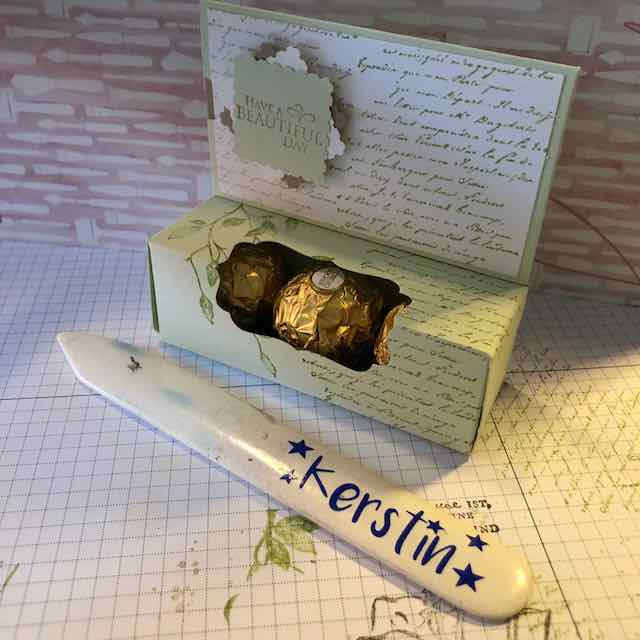 kleine gebastelte Box in die drei Roche Kugeln passen und in die Rückwand kann ein Gutschein im Scheckkarten Format gesteckt werden.