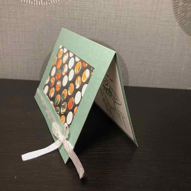 Karten Projekt: Mach was draus. Die Karte ist zum Teil Transparent. Auf der Folie sind Kreise aufgeklebt. Als kleines Accessoire ist ein Band am unteren Rand angebracht. Die selbstgebastelte Grußkarte besteht aus Material von Stampin Up.