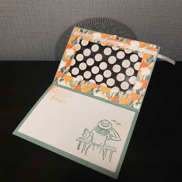 Karten Projekt: Mach was draus. Die Karte ist zum Teil Transparent. Auf der Folie sind Kreise aufgeklebt. Als kleines Accessoire ist ein Band am unteren Rand angebracht. Die selbstgebastelte Grußkarte besteht aus Material von Stampin Up.