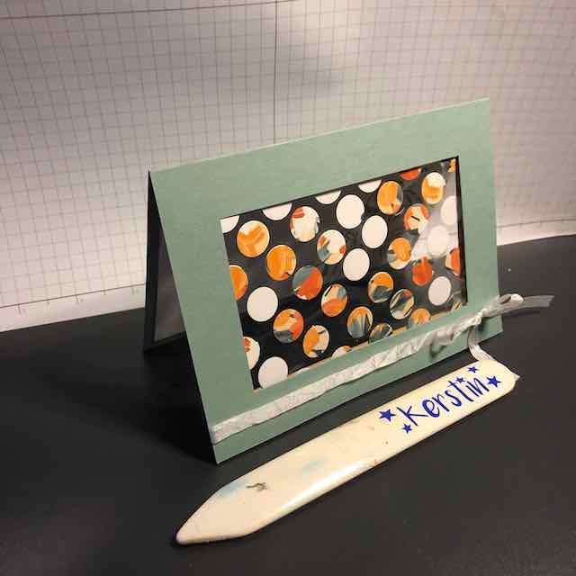 Karten Projekt: Mach was draus. Die Karte ist zum Teil Transparent. Auf der Folie sind Kreise aufgeklebt. Als kleines Accessoire ist ein Band am unteren Rand angebracht. Die selbstgebastelte Grußkarte besteht aus Material von Stampin Up.