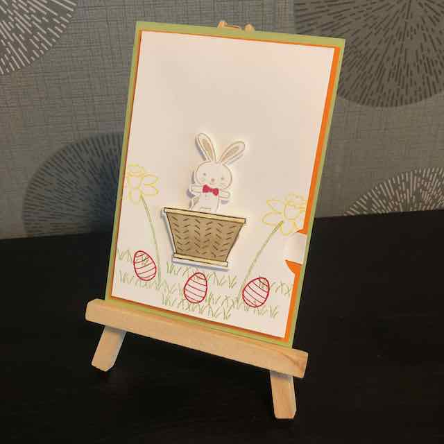 Wackelkarte zu Ostern. Durch ziehen am Papierstreifen bewegt sich der Osterhase im Körbchen von rechts nach links und wieder zurück.