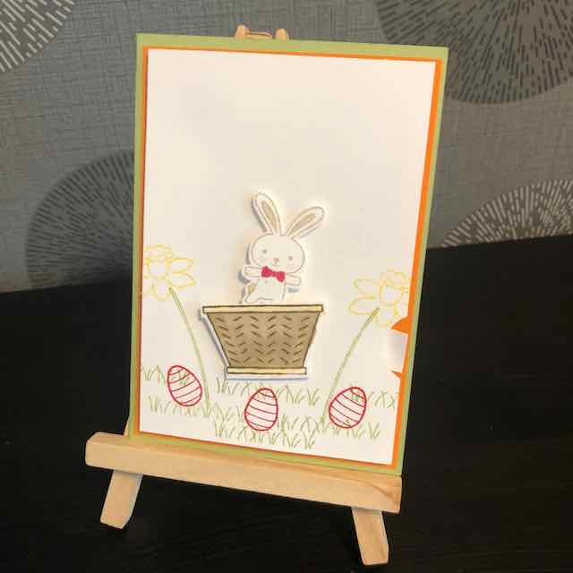 Wackelkarte zu Ostern. Durch ziehen am Papierstreifen bewegt sich der Osterhase im Körbchen von rechts nach links und wieder zurück.