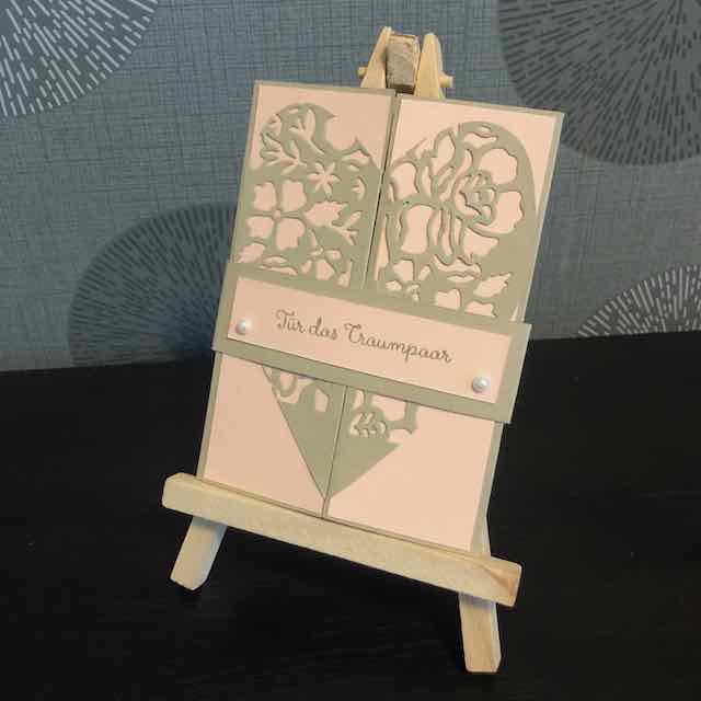 Herzkarte zur Hochzeit mit Blumenstanzung