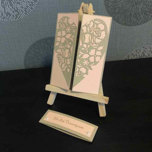 Herzkarte zur Hochzeit mit Blumenstanzung