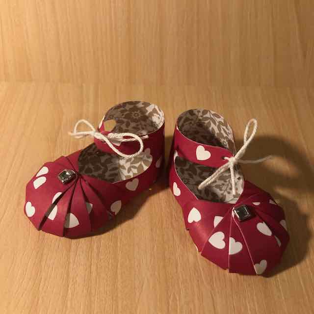 Papier Babyschuhe in rot mit Herzen