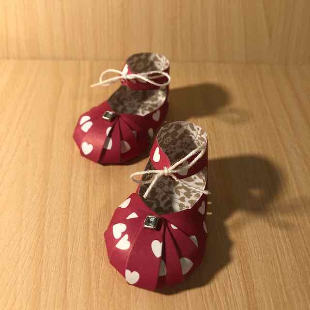 Papier Babyschuhe in rot mit Herzen