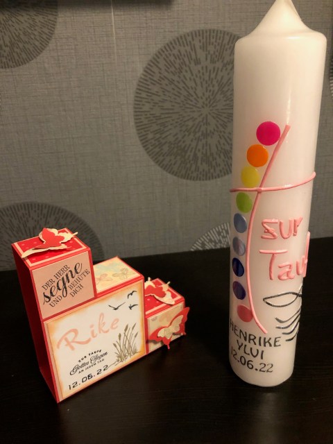 Block-Karte zur Taufe in Sommersorbet mit Kerze, Kerze zur Taufe selbstgemacht mit Kreisen in Regenbogenfarben, einem Kreuz in Rosa und der Beschriftung in Silber