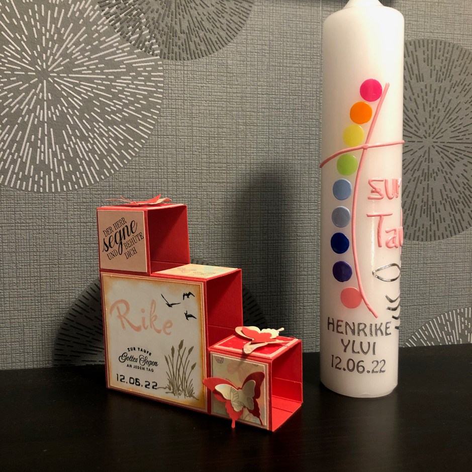 Block-Karte zur Taufe in Sommersorbet mit Kerze, Kerze zur Taufe selbstgemacht mit Kreisen in Regenbogenfarben, einem Kreuz in Rosa und der Beschriftung in Silber