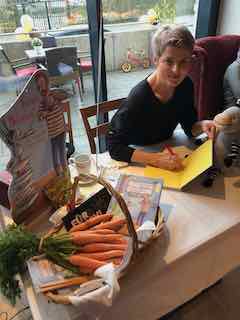 Ein Foto von der Kinderbuch Autorin Stephanie Schneider während sie ihr Buch: Grimm und Möhrchen - Ein Zesel zieht ein für mich signiert