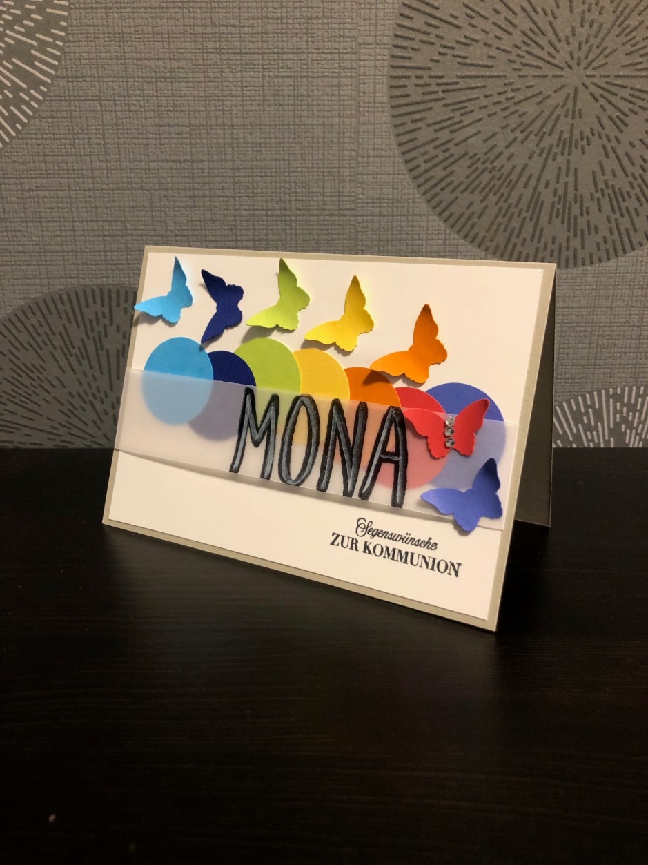 Kommunionskarte mit Kreisen und Schmetterlingen in Regenbogenfarben