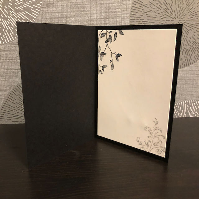 Die Innenansicht einer gebasteltenTrauerkarte in schwarz weiß mit Ranken in zwei gegenüberliegenden Ecken.