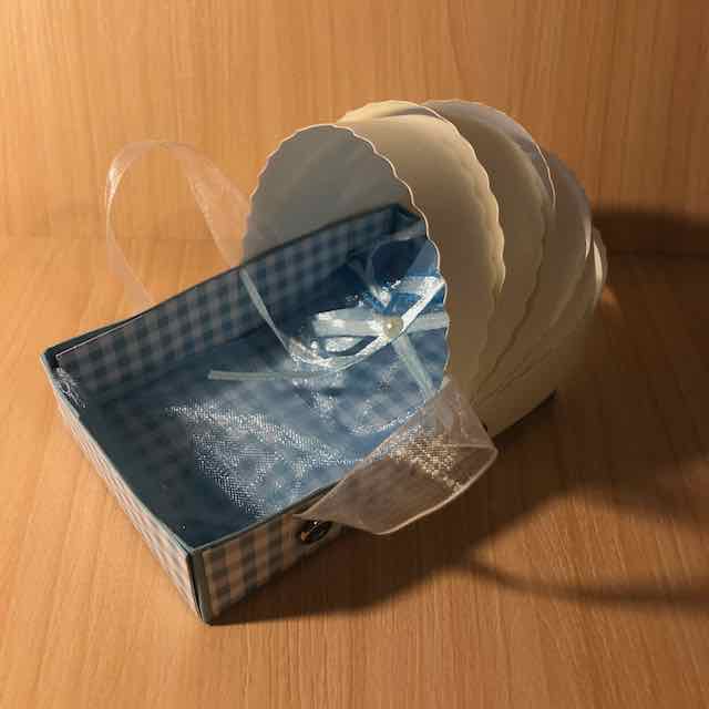 Mini Tragetasche für Babys als Geschenk zur Geburt aus Papier gebastelt von Kerstins Kartenwerkstatt