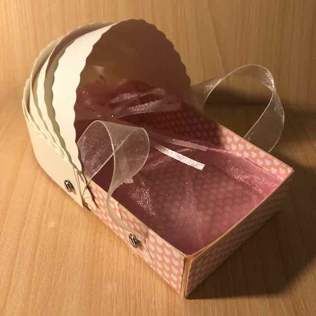 Mini Tragetasche für Babys als Geschenk zur Geburt aus Papier gebastelt von Kerstins Kartenwerkstatt