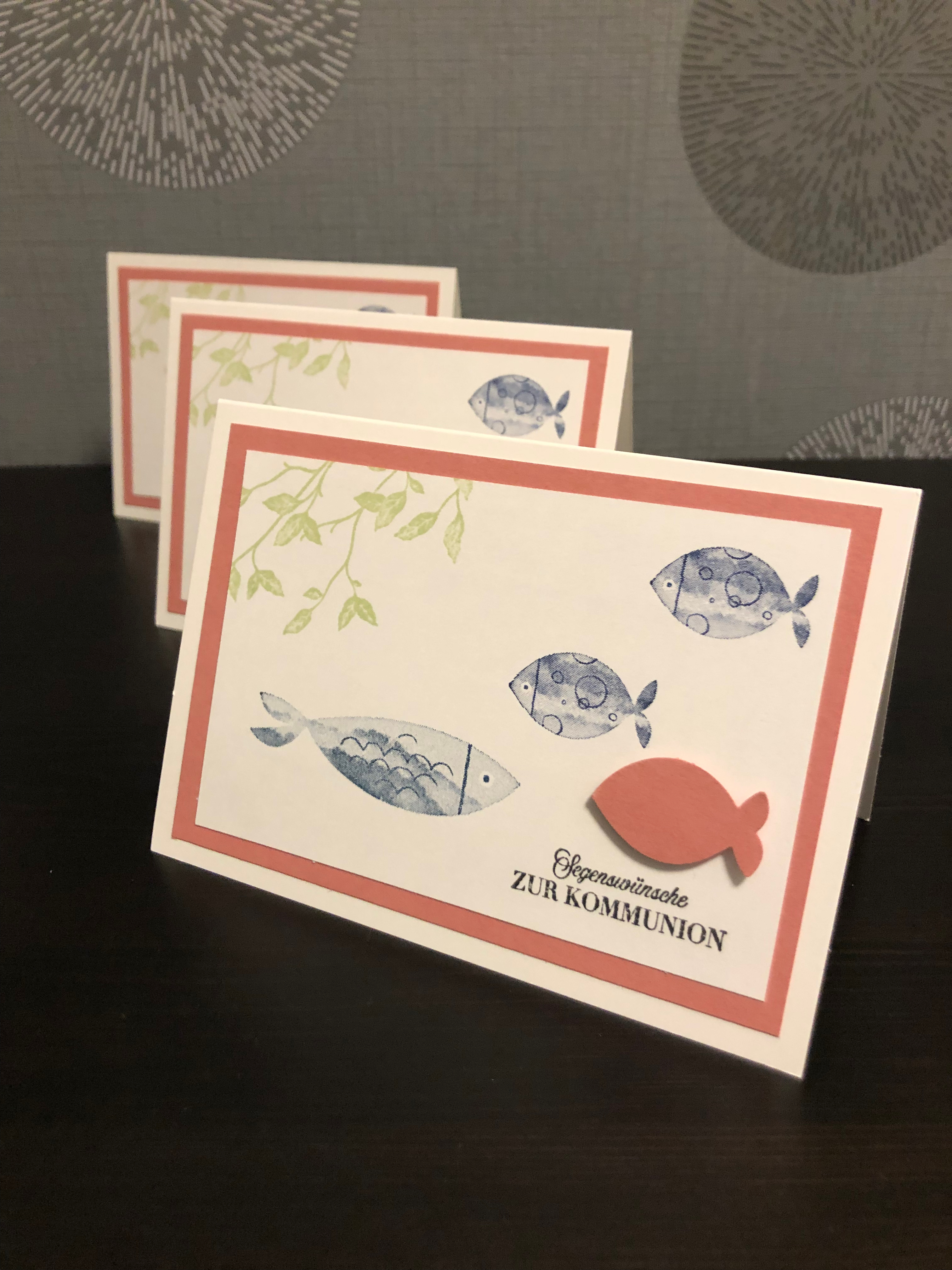 Karte zur Kommunion mit gestempelten und gestanzten Fischen in blau und rot