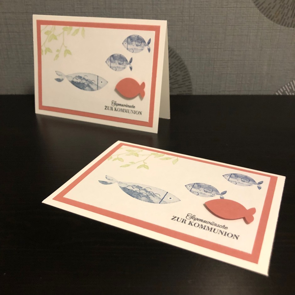 Karte zur Kommunion mit gestempelten und gestanzten Fischen in blau und rot