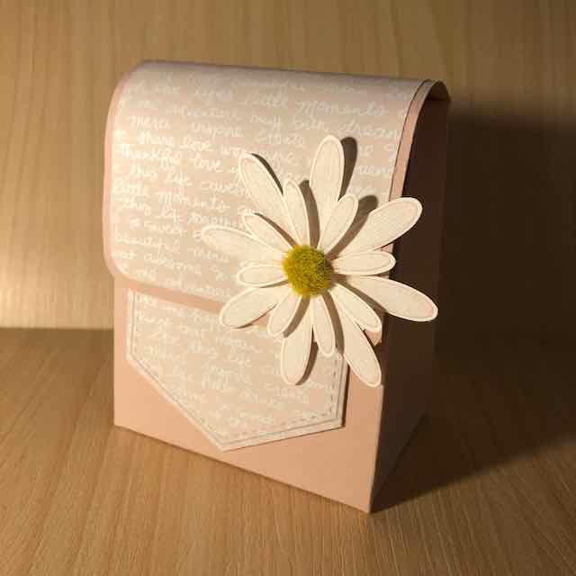 Kleine Schultasche aus Papier mit dem Tüten-Falzbrett erstellt. Zur Dekoration enthält die Tasche ein großes Gänseblümchen. Die Materialien stammen von Stampin Up