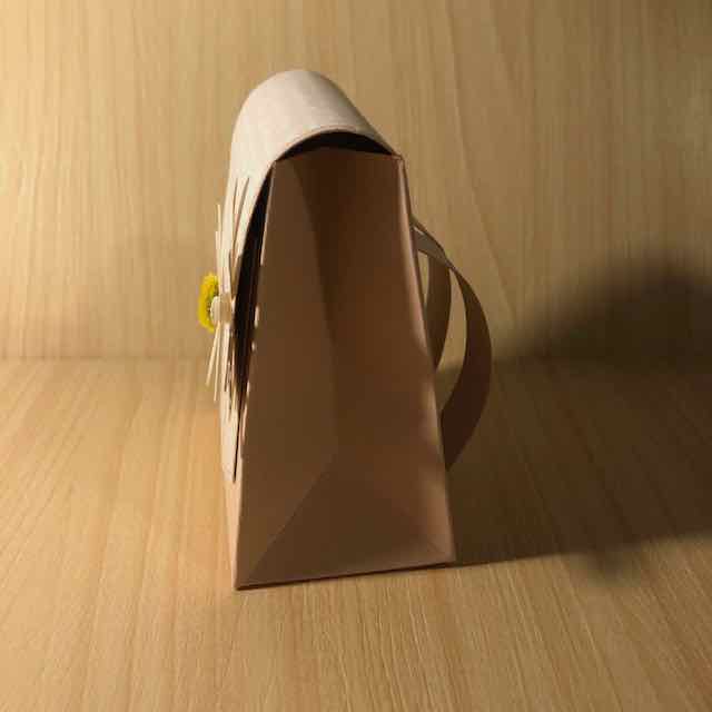 Kleine Schultasche aus Papier mit dem Tüten-Falzbrett erstellt. Zur Dekoration enthält die Tasche ein großes Gänseblümchen. Die Materialien stammen von Stampin Up