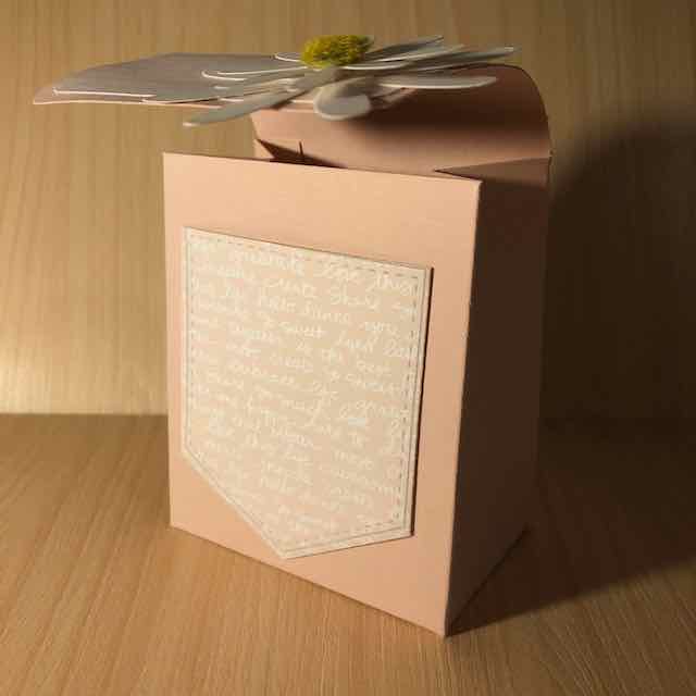 Kleine Schultasche aus Papier mit dem Tüten-Falzbrett erstellt. Zur Dekoration enthält die Tasche ein großes Gänseblümchen. Die Materialien stammen von Stampin Up