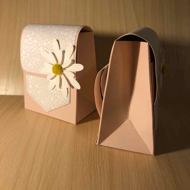 Kleine Schultasche aus Papier mit dem Tüten-Falzbrett erstellt. Zur Dekoration enthält die Tasche ein großes Gänseblümchen. Die Materialien stammen von Stampin Up