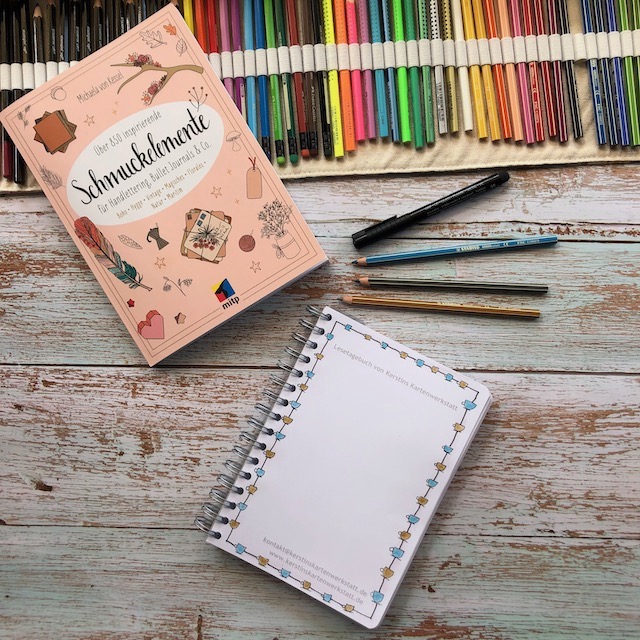 Beitragsbild zur Buchrezension von Schmuckelemente für Handlettering, Bullet Journal & Co von Michaela von Kessel aus dem mitp Verlag. Zusehen ist unter anderem das Buchcover und eine gestaltete Seite von meinem Book Journal mit Schmuckelementen aus dem Buch.