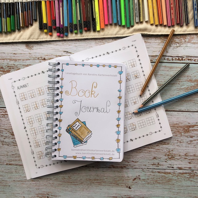 Beitragsbild zur Buchrezension von Schmuckelemente für Handlettering, Bullet Journal & Co von Michaela von Kessel aus dem mitp Verlag. Zusehen ist unter anderem das Buchcover und eine gestaltete Seite von meinem Book Journal mit Schmuckelementen aus dem Buch.