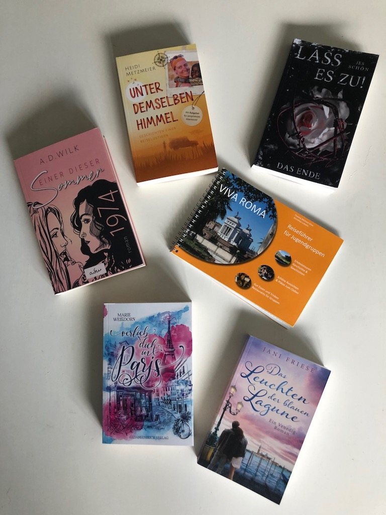 Gesammelte Bücher, Postkarten, Lesezeichen und Co von der Buch Berlin 2022