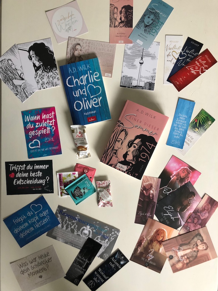 Gesammelte Bücher, Postkarten, Lesezeichen und Co von der Buch Berlin 2022