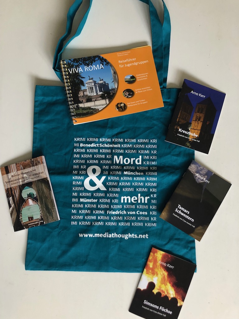 Gesammelte Bücher, Postkarten, Lesezeichen und Co von der Buch Berlin 2022