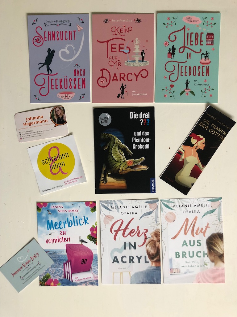 Gesammelte Bücher, Postkarten, Lesezeichen und Co von der Buch Berlin 2022