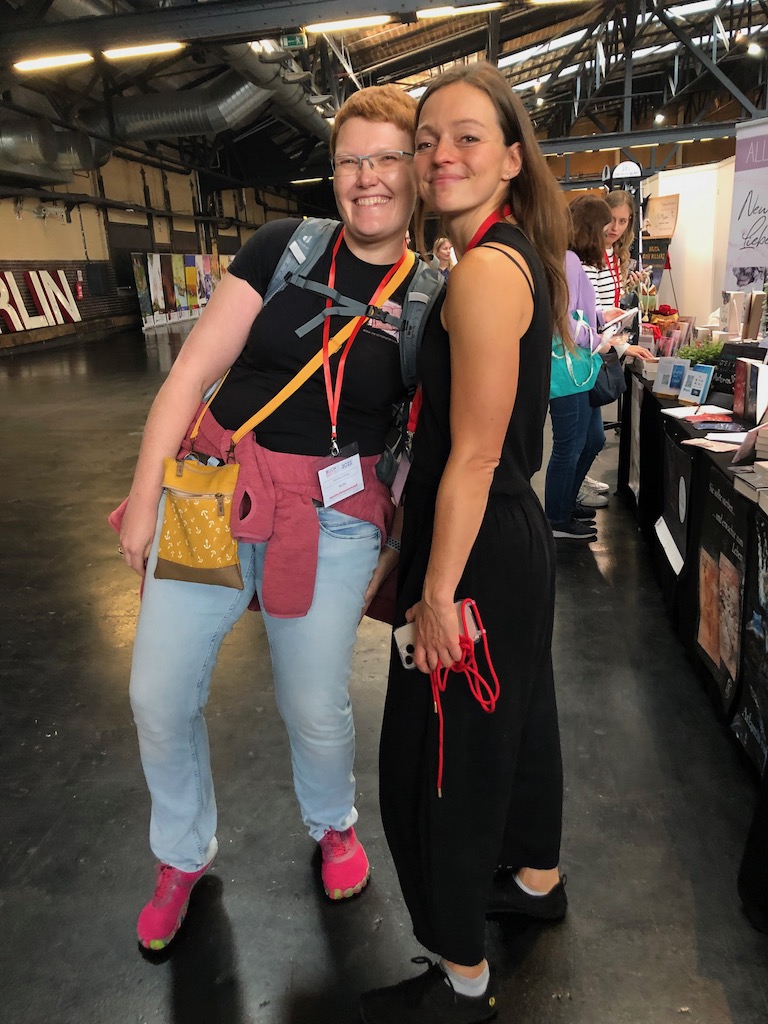 Treffen auf der Buch Berlin 2022 mit der Autorin A.D. Wilk und der Buchbloggerin Kerstin Cornils