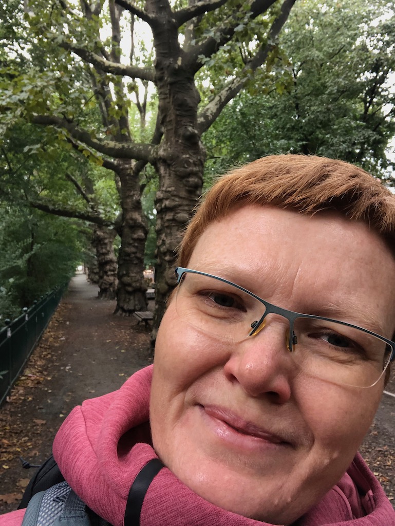 Ein Selfie von mir und außergewöhnlichen Bäumen in Berlin.