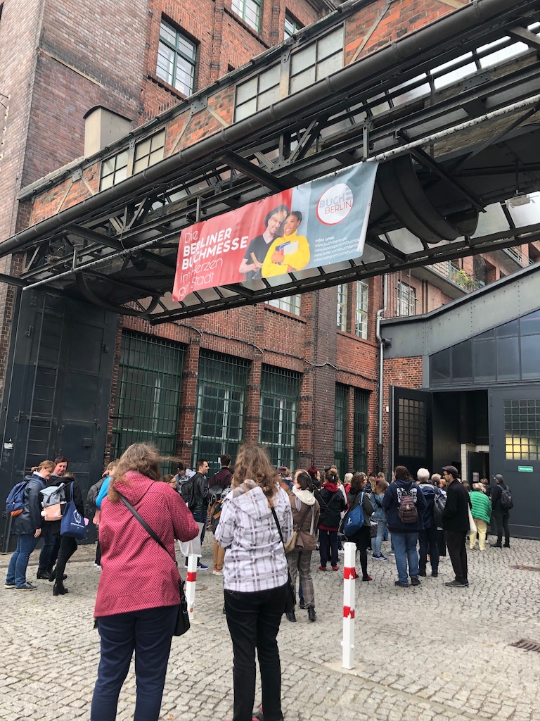 Der Eingang der Arena Berlin zur Buch Berlin Messe am 17. und 18.09.22