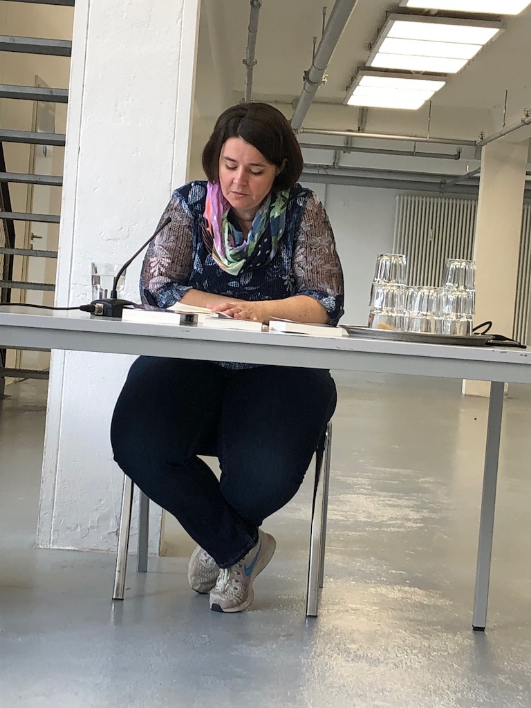 Jes Schön liest aus ihrem Roman: Lass es zu! Der Anfang