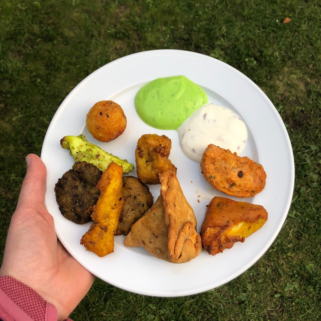 Amrit lieferte indisches Essen für die Blogfamilia in Berlin. Hier ein Foto von allen Sorten Fingerfood und zwei Sorten Dips