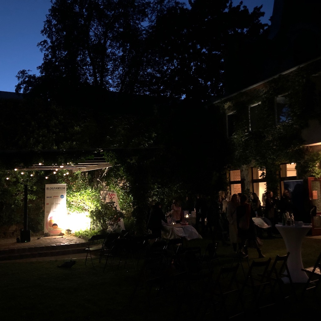 Die Location der Blogfamilia 2022, die St. Michael-Mitte Kirche am Michaelkirchplatz in Berlin im Dämmerlicht-