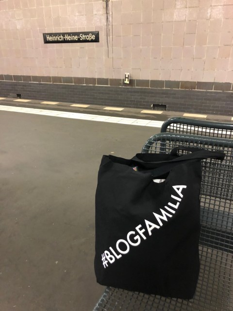 Mit der U-Bahn ging es nach Hause. Hier ein Foto der Goodie Bag an der Heinrich-Heine-Straße Station