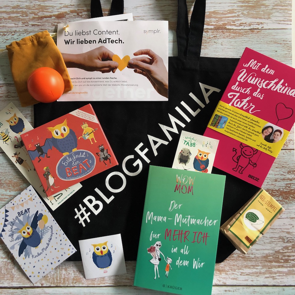 Inhalt der Goodie Bag der Blogfamilia 2022. Der Inhalt stammt von folgenden Sponsoren: Phaeno Wolfsburg, Arena Verlag, Beltz Verlag, Moose Toys, Orthomol, Pelikan, Eucabal, Symplr.together, Migo Verlag, Eule findet den Beat, Fischer Kinder- und Jugendbuch, Volovo, Amrit.
