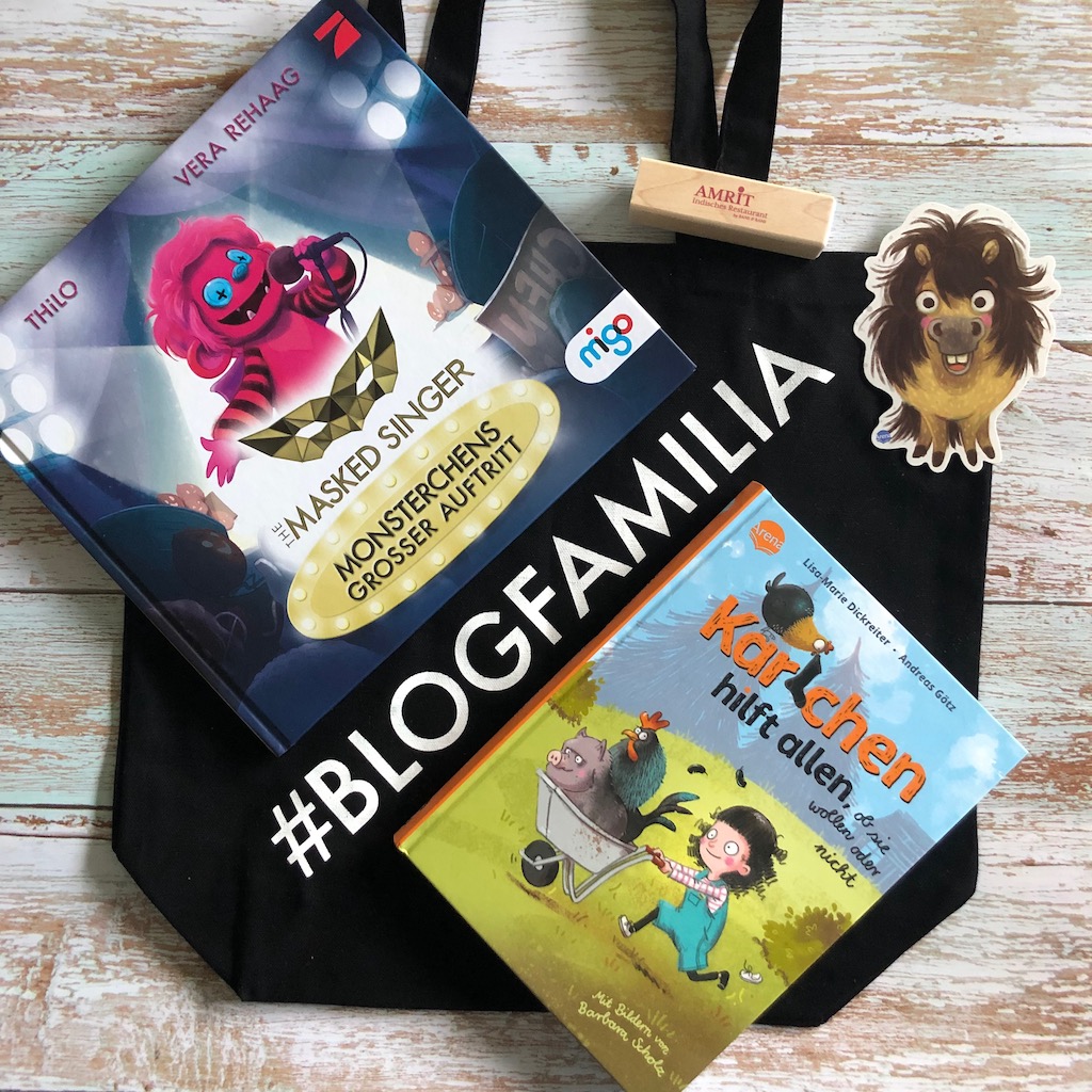 Inhalt der Goodie Bag der Blogfamilia 2022. Der Inhalt stammt von folgenden Sponsoren: Phaeno Wolfsburg, Arena Verlag, Beltz Verlag, Moose Toys, Orthomol, Pelikan, Eucabal, Symplr.together, Migo Verlag, Eule findet den Beat, Fischer Kinder- und Jugendbuch, Volovo, Amrit.