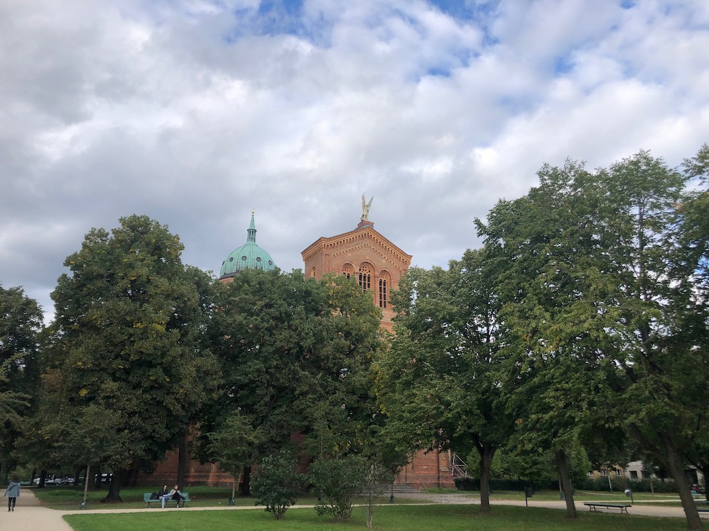 Die Location der Blogfamilia 2022, versteckt hinter den Bäumen kann man die St. Michael- Mitte Kirche am Michaelkirchplatz in Berlin sehen