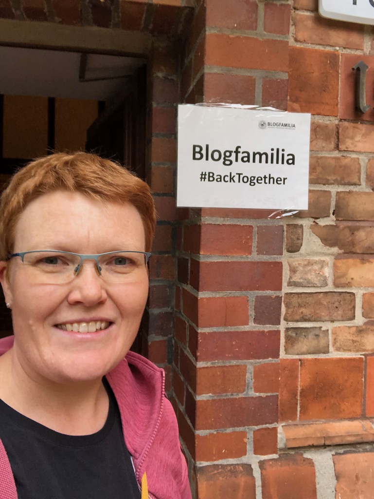 Die Location der Blogfamilia 2022, die St. Michael-Mitte Kirche am Michaelkirchplatz in Berlin. Selfie am Eingang