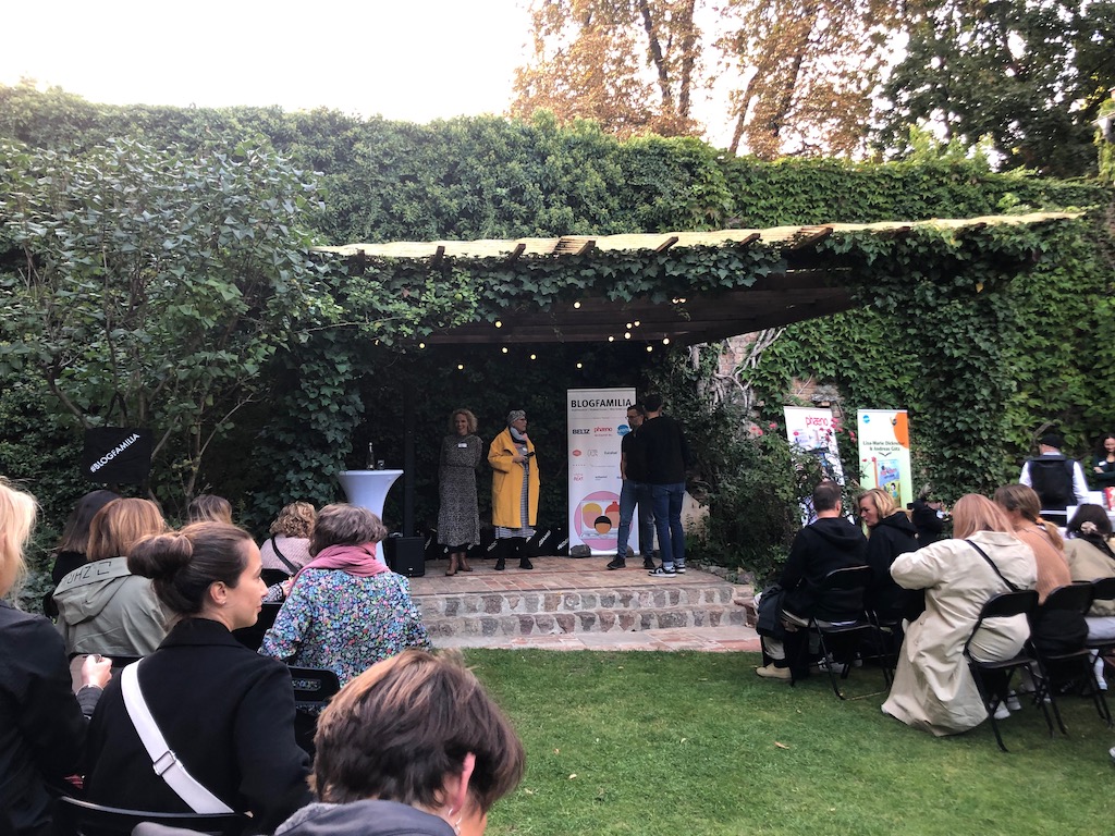 Die Location der Blogfamilia 2022, die St. Michael-Mitte Kirche am Michaelkirchplatz in Berlin. Ein Blick auf die Bühne und die Organisatoren der Gartenparty