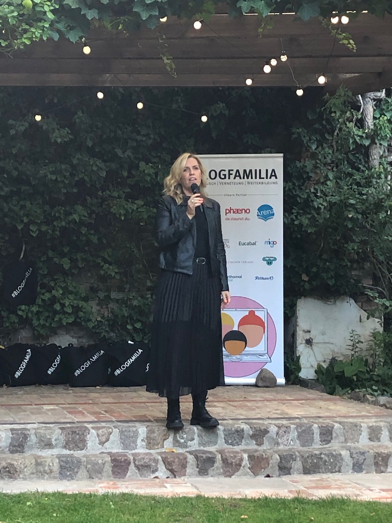 Die Location der Blogfamilia 2022, die St. Michael-Mitte Kirche am Michaelkirchplatz in Berlin. Ein Blick auf die Bühne und Nicole Staudinger