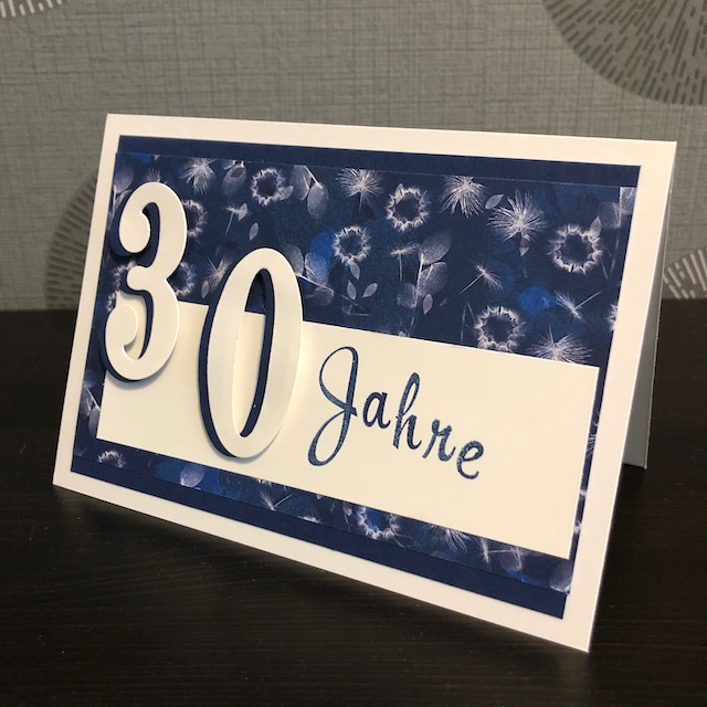 Karte in blau und weiß zu einem 30 jährigen Betriebsjubiläum