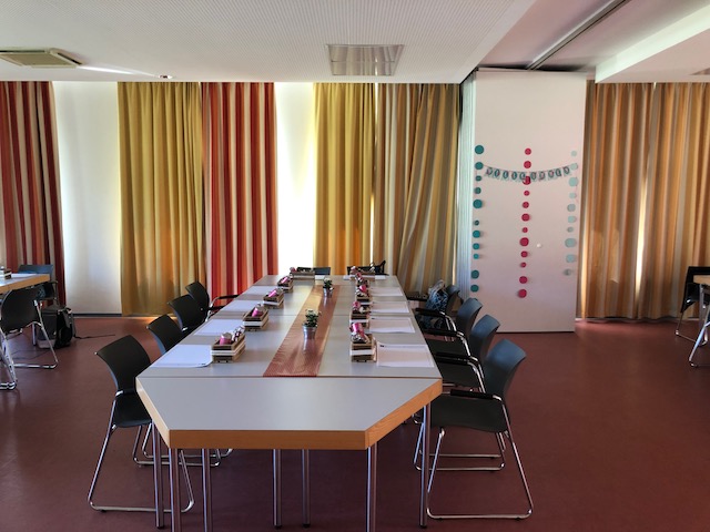 Bastelwochenende in Jever. Ein Foto von den Arbeitsplätzen mit Dekoration