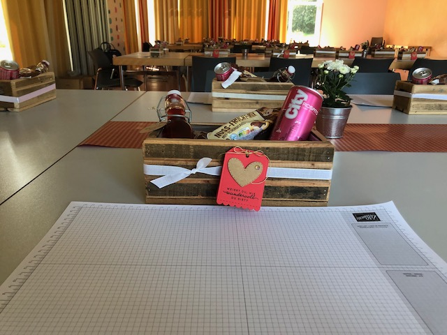 Bastelwochenende in Jever. Ein Foto von den Arbeitsplätzen mit Dekoration